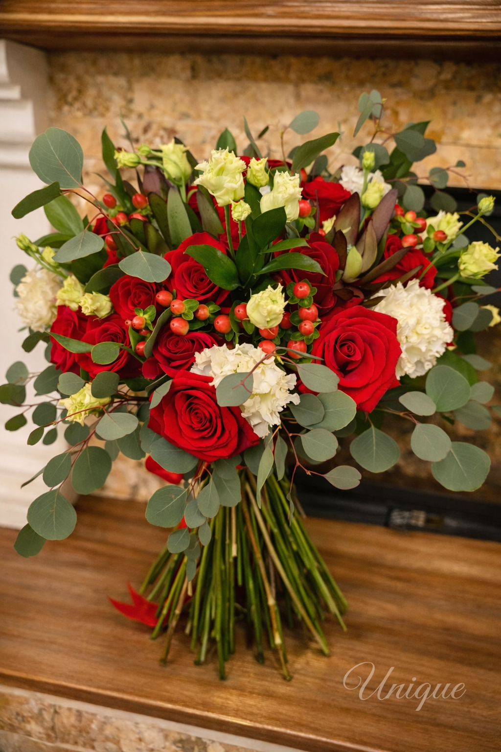 „Red Velvet Passion” – Buchet elegant cu 50 trandafiri roșii și accente fine