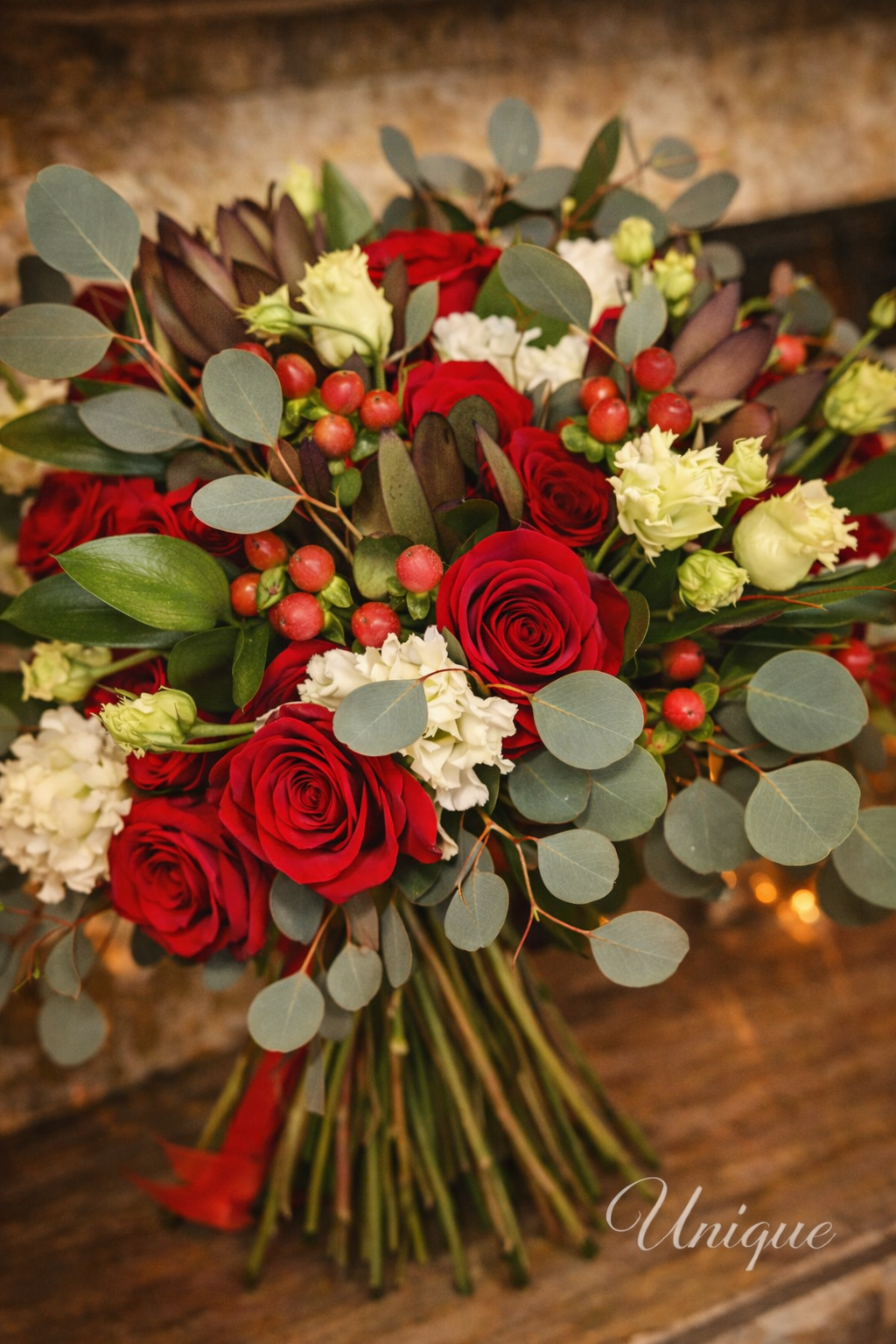 „Red Velvet Passion” – Buchet elegant cu 50 trandafiri roșii și accente fine - imagine 5