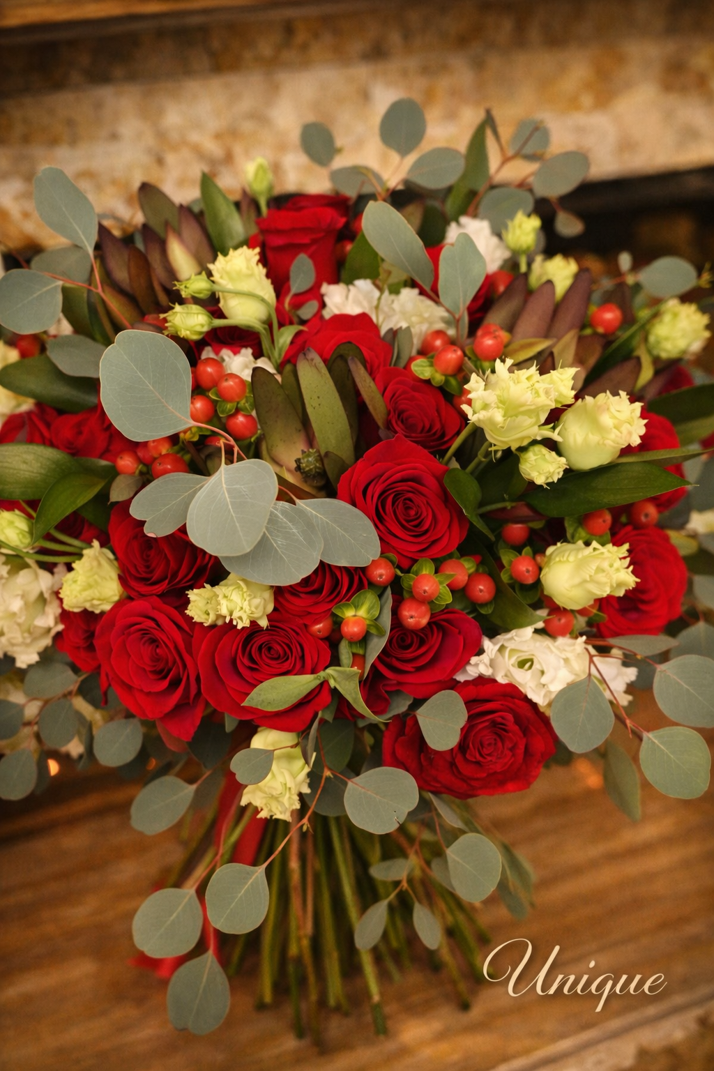 „Red Velvet Passion” – Buchet elegant cu 50 trandafiri roșii și accente fine - imagine 2