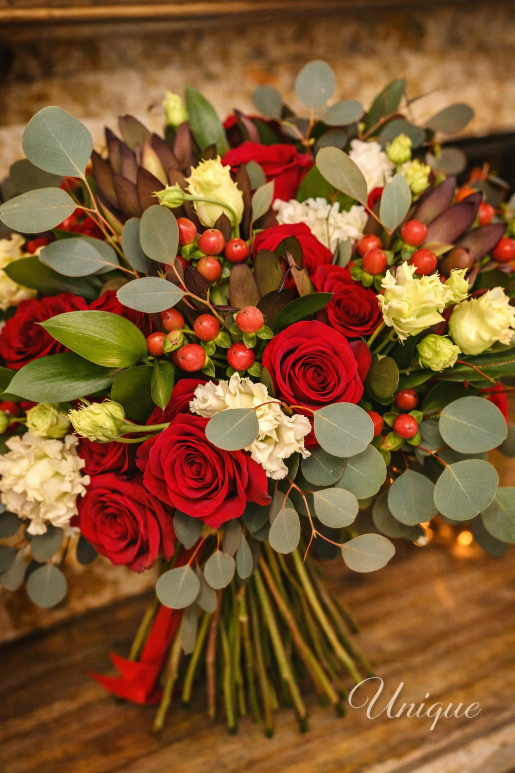 „Red Velvet Passion” – Buchet elegant cu 50 trandafiri roșii și accente fine - imagine 3