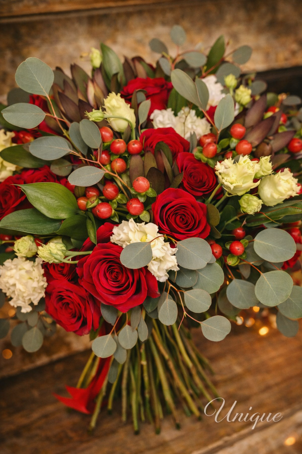 „Red Velvet Passion” – Buchet elegant cu 50 trandafiri roșii și accente fine - imagine 4